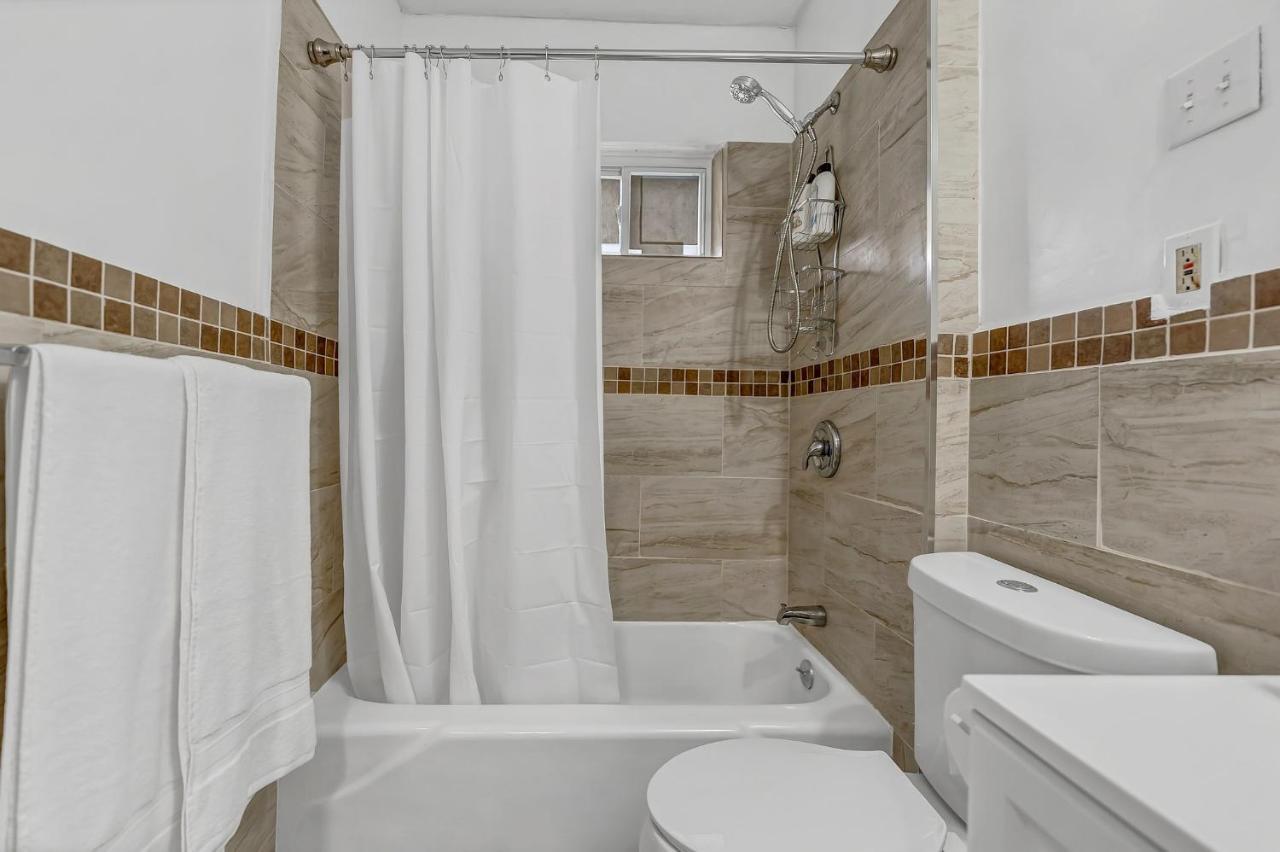 Renovated Main Floor Large 3 Bed House Villa Buffalo Exterior photo